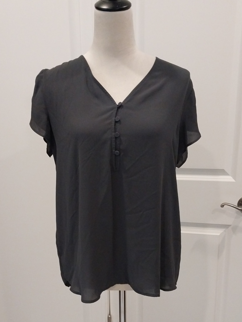 LOFT Gray V-Neck Short Sleeve Button-Front Blouse
